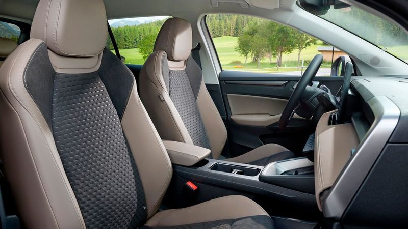 Wohlfühl-Atmosphäre stellt sich auch hinter dem Lenkrad ein. (Bild: Skoda)
