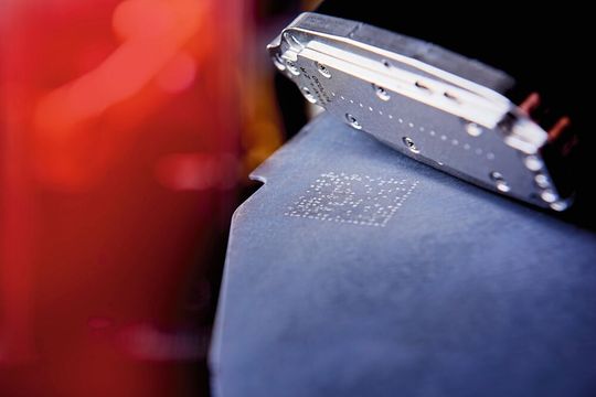 Selbst nach dem Presshärten oder der Warmumformung ist der Datamatrix-Code von Senodis noch lesbar.(Bild:  Senodis)