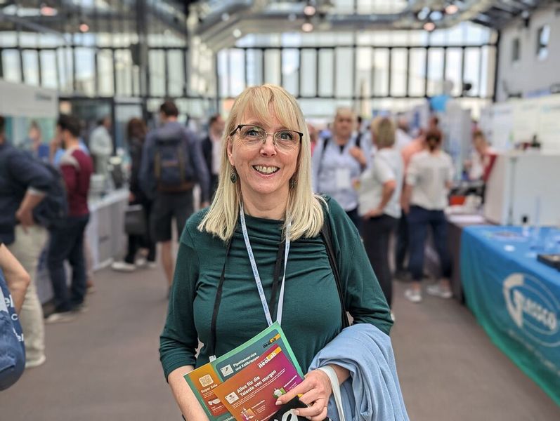 Besucherstimmen der LAB-SUPPLY Berlin 2026  Beate Göttl, Sifin Diagnostics:  „Die Stimmung ist gut. Jeder hat gute Laune und man kann jeden fragen und kriegt auch Antwort. Gerade für meine Kollegen aus der Zellkulturabteilung oder für die aus der Bakteriologie wäre es hier auch sehr interessant.“    Mehr Infos zu den kommenden LAB-SUPPLY-Messen finden Sie auf www.lab-supply.info (Bild: VCG – Lüttmann)