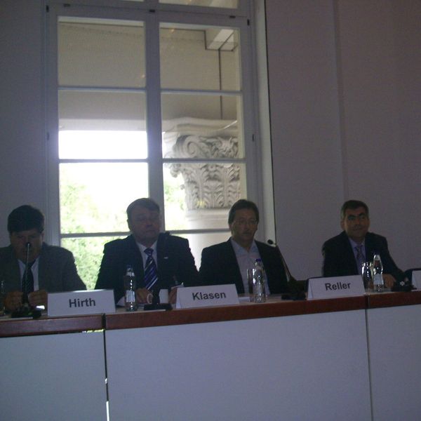 Das Podium der Pressekonferenz zur Dechema- und Processnet-Jahrestagung der Biotechnologen: (vl.n.r.) Prof. Dr. Thomas Hirth (Fraunhofer IGB), Dr.-Ing. Claas-Jürgen Klasen (Evonik Industries), Prof. Dr. Armin Reller (Uni Augsburg), Prof. Dr. Andreas Liese (Uni Hamburg-Harburg). (BIld: Geipel-Kern)