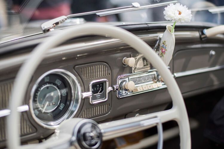 Die Infos beim Blick ins Cockpit eines frühen Käfers sind noch überschaubar. (Bild: Volkswagen AG)