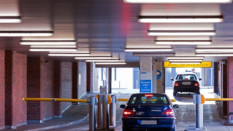 Für Betreiber von Parkhäusern und Parkplätzen jeder Art bedeutet der Einsatz des Avant-Systems im besten Fall: kein Karten-Mnagement, kein Austausch von Transpondern, keine manuellen Listen, für Parker: kein Ticket, keine Schranke und keinen manuellen Zwischenschritt. (Bild: ©  Starpics - stock.adobe.com)