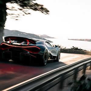 Für Vortrieb sorgt ein Plug-in-Hybridantrieb auf Basis eines neuen 16-Zylinder-Saugmotors.(Bild:  Bugatti)