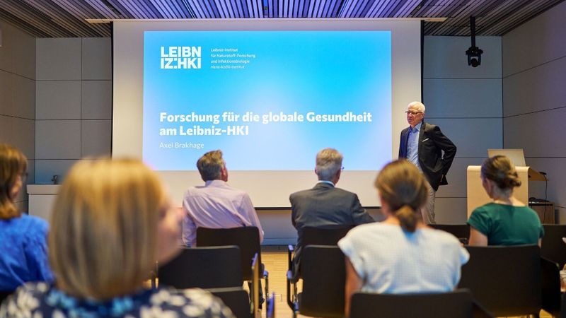 Prof. Dr. Axel Brakhage stellt die Forschungsleistung des Leibniz-Instituts für Naturstoff-Forschung und Infektionsbiologie vor.(Bild:  Anna Schroll/Leibniz-HKI)
