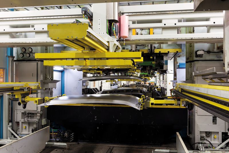 Der Speed Feeder von AP&T ist das Kernstück der Anlagenautomatisierung. Insgesamt zehn Roboter kommen zusammen mit anderen Automationsanlagen zum Einsatz. (Bild: AP&T)