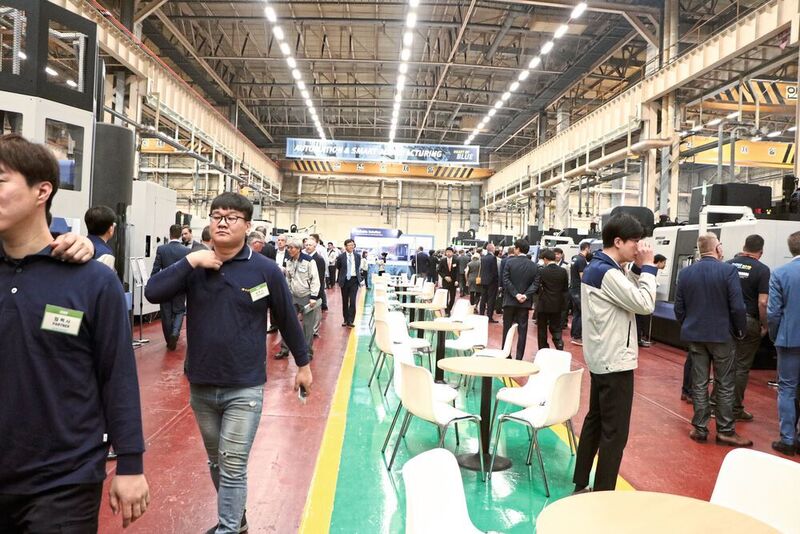 Doosan lud vom 15. bis 17. Mai nach Changwon, Korea, zur 12. Doosan International Machine Tool Fair (DIMF). 80 Maschinen, darunter 30 Neuvorstellungen, konnten vor Ort besichtigt werden. (Sonnenberg)