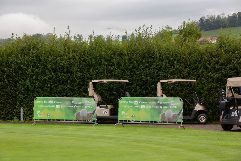 Auch die Golfcars sind aufgeladen und startklar. (Bild: Hans Breitenfellner)