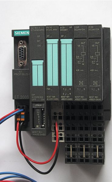 Die ET 200S (IM151-7 CPU) ist eine ältere, jedoch immer noch lieferbare CPU-Baugruppe, die auf Modularität ausgelegt ist. (Bild: VCG)