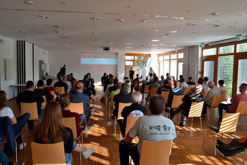 Vor allem das Thema Reifeneintragung bei Motorrädern bot Anlass zu regen Diskussionen. (Bild: Dotzler, Dominsky, Lacher, Maderner, Michel, Rosenow, Schweitzer/»kfz-betrieb“)