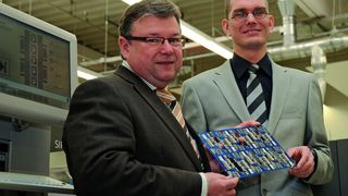 Sind jetzt Teil der Beckhoffgruppe: die Smyczek GmbH & Co. KG  und das Führungsteam: (v.l.n.r.) Roland Smyczek  (EMS-Dienstleistungen und Personal) und Michael Schlegel (Technik) (Archiv: Vogel Business Media)