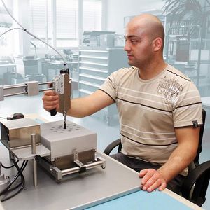 Bild 2: Um eine gleichmäßige Flächenpressung sicherzustellen, setzt Inheco zum Verschrauben der Thermal-Cycler-Baugruppen eine Mikro-Torque-
Spindel ein. Bild: Atlas Copco