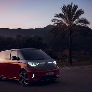 Auffallend: Die Lichtsignatur des GTX-Buzz mit serienmäßigen LED-Matrixscheinwerfern.(Bild:  Uli Sonntag/VW)