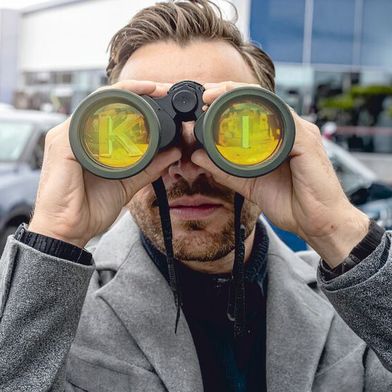 Wie finden Kunden im KI-Zeitalter zum Händler? Chatbots und KI-Suchmaschinen werden sich hier wohl als Tools etablieren. Betriebe sollten sich darauf einstellen. (Bild: Firefly / KI-generiert)