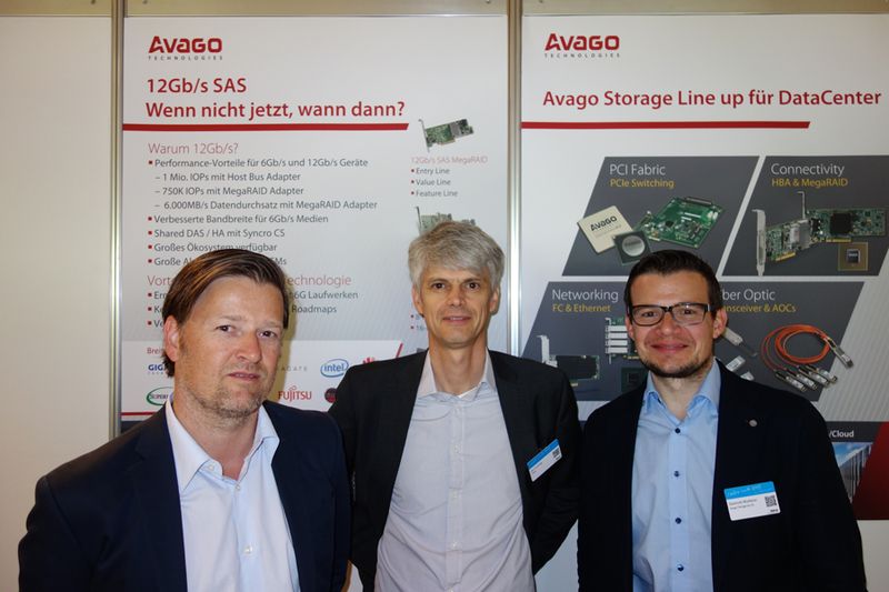 Oliver Gneuss (l.) und Dominik Mutterer (r.) mit ihrem neuen Kollegen Ian Furlong, Avago (Bild: IT-BUSINESS)