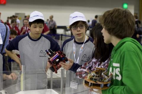 RoboCup heißt auch, den Nachwuchs für Technik begeistern: 250 Schülerteams waren mit dabei. (RoboCup German Open 2011) (Archiv: Vogel Business Media)