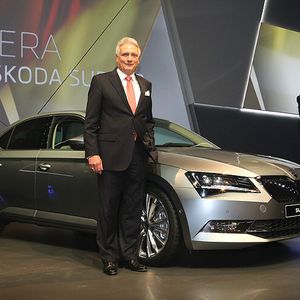 Skoda-Chef Winfried Vahland und sein Chefdesigner Jozef Kaban präsentierten die dritte Generation des Superb in Prag.