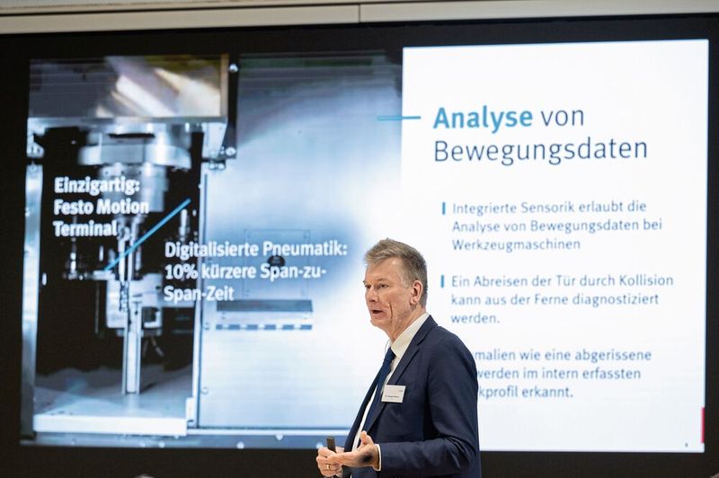 „Flexible Software ersetzt starre Hardware, das beschleunigt die Pneumatik um 30 Prozent und reduziert den Energieverbrauch auf die Hälfte“, sagt Dr. Ansgar Kriwet, Vorstand Research and Development der Festo SE & Co. KG.  (Bild: VDMA/Deutsche Messe AG)