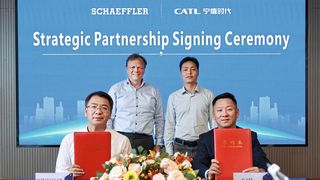 Vorne (v. l. n. r.): Dr. Xiangbin Chen, President E-Mobility Schaeffler Greater China, und Oscar Luo, Executive President und Head of Global Business Development bei CATL; 
hinten (v. l. n. r.): Thomas Stierle, Vorstand E-Mobility der Schaeffler AG, und Dr. Bruce Li, Executive President Quality Systems bei CATL. (Bild: CATL)