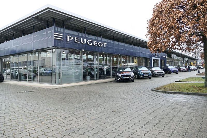 Gemäß der Corporate Identity von Peugeot spielen die Farben Blau, Grau und Silber eine große Rolle. (Autohaus Peter)
