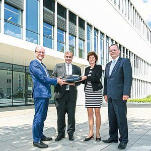Sachsens Finanzminister Dr. Matthias Haß (l.) und Wissenschaftsministerin Dr. Eva-Maria Stange übergaben gemeinsam den Transponder für den Neubau des Forschungsgebäudes MAIN an Prof. Dr. Uwe Götze (2.v.l.), den Vertreter des Rektors der TU Chemnitz, und an TU-Kanzler Eberhard Alles.