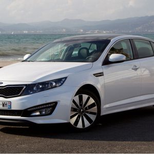 Speziell für den europäischen Markt bringt Kia sein Modell Optima auch mit einem Hybrid-Antrieb in den Handel. Ein Zwei-Liter-Benziner und ein Elektromotor sollen beim Einsatz in der Stadt für ein verbrauchsarmes Fortkommen sorgen.