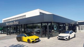 Die S&G-Gruppe (u. a. Mercedes-Benz, Smart) beging ihr 125-jähriges Jubiläum mit einigen Neuerungen. Unter anderem eröffnete sie in Offenburg einen neuen Showroom (im Bild). Außerdem stärkte sie ihr Nutzfahrzeuggeschäft durch eine Übernahme. (Bild: S&G)