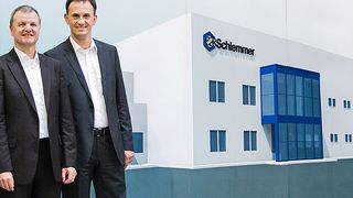 Schlemmer-CEO Josef Minster und CFO Christian von der Linde bei der Vorstellung des neuen Firmengebäudes. (Foto: Schlemmer)