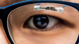 Jinyuan Zhang, Doktorand der University of Washington, demonstriert, wie Einweg-Sensoren aus Papier Augenbewegungen verfolgen können. (Bild: Dennis R. Wise, University of Washington)