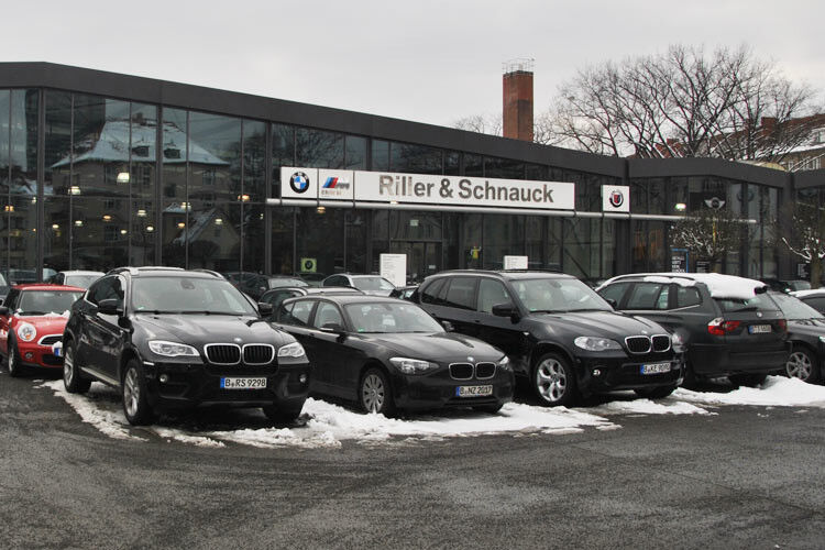 Das BMW-Autohaus Riller & Schnauck am Hindenburgdamm 68: Das Familienunternehmen hat das Gebäude übernommen, in dem früher Straßenbahnen ein- und ausfuhren. (Foto: Michel)