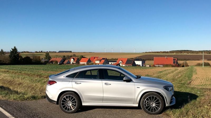 Viel Blech und wenig Glas sowie riesige Räder – der Mercedes-Benz folgt der aktuellen Designlinie auf dem Automobilmarkt. (Rosenow/»kfz-betrieb«)