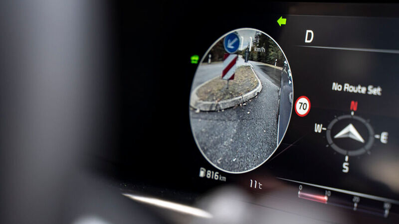 So zeigt der optionale Totwinkelassistent ein Kamerabild des toten Winkels im Kombiinstrument an, sobald man den Blinker betätigt. (Kia)