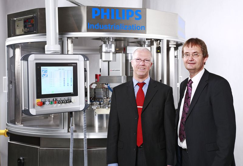 Das Team um Business Development Manager Uwe Geick (rechts) und Innovation Manager Karl-Heinz Hohaus (links) von der PInS Industrialization Aachen entwickelte ein Konzept, mit dem sich die Taktung eines Inline-Rundlauftisches für Mikro-Automatisierungsprozesse maßgeblich erhöhen lässt, ohne an Qualität einzubüßen. (Bild: Mitsubishi Electric Europe)
