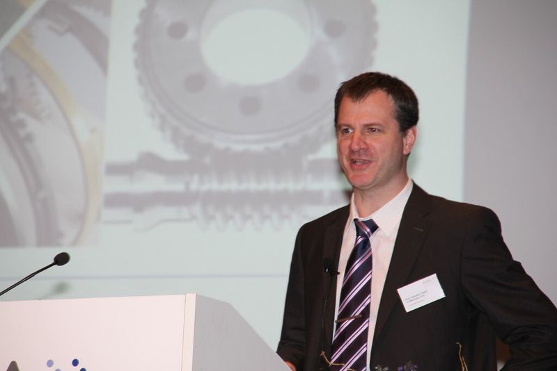 Prof. Dr. Karsten Stahl von der TU München sprach über die Wirkungsgradverbesserung in Getrieben – Einfluss von Verzahnung und Schmierstoff am Beispiel eines PKW Getriebes. (Bild: Sonnenberg)