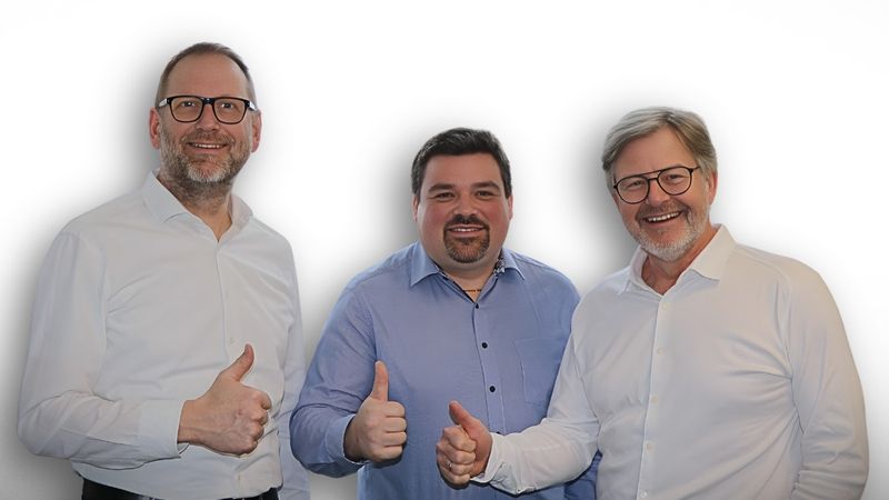 Gehen eine strategische Partnerschaft ein (v. l. n. r.): Christian Eicke (Geschäftsführer Drei Bond), Maximilian Gritscher (CEO BFA Automation), Thomas Brandl (geschäftsführender Gesellschafter Drei Bond) (Bild:  Drei Bond)