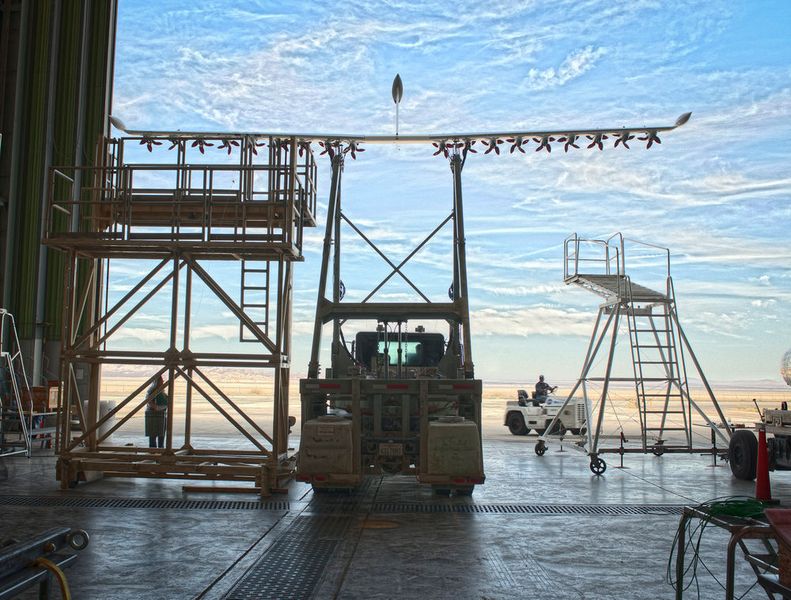Auf einem Nasa-Testgelände in Edwards, Kalifornien, prüfen Entwickler den Prototypen 