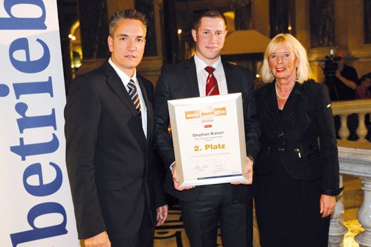 Wolfgang Michel (li.) und Marion Johl gratulierten Stephan Kaiser (Mi.) zum 2. Platz des Junior Award. Der 29-Jährige lenkt die Geschicke der AMZ Autohaus GmbH seit April 2008. (Archiv: Vogel Business Media)
