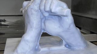 Händepaar aus Marmor: Die CNC-Maschine namens Shapemill von Breton, sägt, fräst und dreht auch harten Stein. (Bild: Breton)