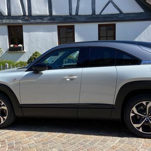 Auch von der Seite macht das 4,4 Meter lange, 1,6 Meter hohe und 1,8 Meter breite SUV mit der abfallenden Coupé-Linie was her.(Bild:  Kuhn – VCG)