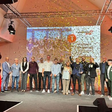 Das Team von Linders Boxenstopp im Konfettiregen: Die Veitshöchheimer Werkstatt stand beim Deutschen Werkstattpreis ganz oben auf dem Treppchen.  (Bild: Schreiner – VCG)