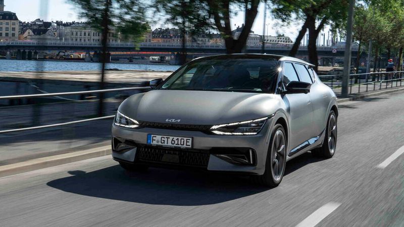 Da das Grundmodell EV6 mit seiner aggressiv dreinblickenden Schnauze sowie dem auffälligen Leuchtbogen am Heck optisch ohnehin schon ziemlich extrovertiert auftritt, hat sich Kia bei der GT-Version mit weiterer Sportschminke zurückgehalten. (Bild: Kia)