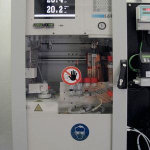 In contrast to laboratory methods, this analyser works automatically and detects quickly so that in the case of an alarm, any counter measures or trouble shootings are possible almost immediately.