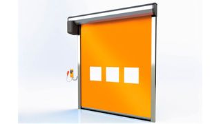 Alpha Deuren bietet jetzt auch solche Schnelllauftore im Baukastenprinzip an. Sie öffnen und schließen besonders flott und sicher, schützen dabei aber Mensch und Material, heißt es. Hier ein Beispiel in leuchtendem Orange inklusive Sichtelementen. (Bild: Alpha Deuren)