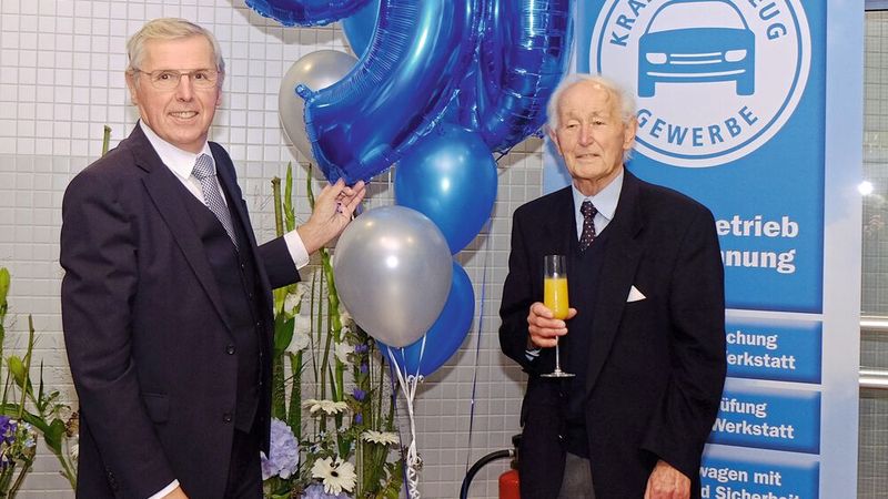 Obermeister Johann Bader (l.) stößt mit einem der ältesten Mitglieder der Innung auf das Jubiläum an. (Bild: Zietz – »kfz-betrieb«)