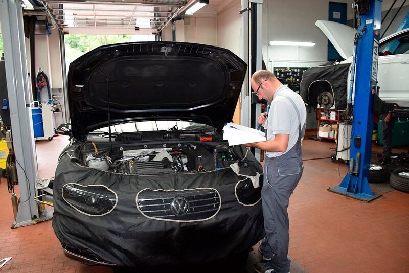 In der Werkstatt werden nicht nur neue VW-Fahrzeuge repariert, auch Kunden mit älteren Pkw sind willkommen. (Jan Rosenow)