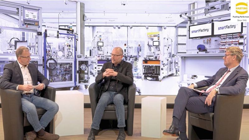 Dr. Ingo Herbst interviewt Prof. Ruskowski (TU Kaiserslautern) und Philip Harting (CEO, Harting). ([Bild: , Bild: , Bild: ]SmartFactory-KL)