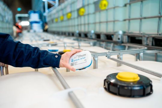 Das ist die neue Packwise Smart Cap Ex, mit der man jetzt auch in explosionsgefährdeten Umgebungen den Warentransport tracken kann. Was das System noch so kann, erklärt der Hersteller hier.(Bild:  Packwise / T. Ritz)