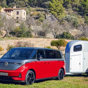 Zugfahrzeug: Der ID Buzz GTX kann bis zu 1.600 oder 1.800 Kilo an den Haken nehmen.(Bild:  Uli Sonntag/VW)