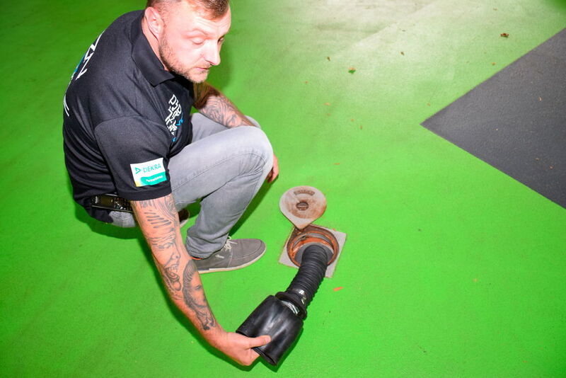 Die Unterflurabsauganlage stört die optische Struktur der Halle nicht. (Holz / »kfz-betrieb«)