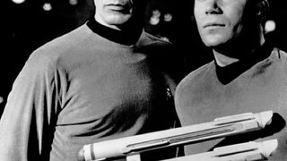 Kirk plus Spock oder auch Erfahrung plus Fakten: Mr. Spock liefert Captain Kirk in der Fernsehserie Raumschiffs „Enterprise“ die neutrale, logische Argumentation, bevor dieser seine  Intuition einsetzt und Entscheidungen trifft. Wie im Beispiel von Captain Kirk und Mr. Spock treffen Unternehmen Entscheidungen anhand von Erfahrungen und mithilfe von Fakten. Ein Prognosetool hilft, Wahrscheinlichkeiten für Störungen bei Maschinen zu prognostizieren. (gemeinfrei)