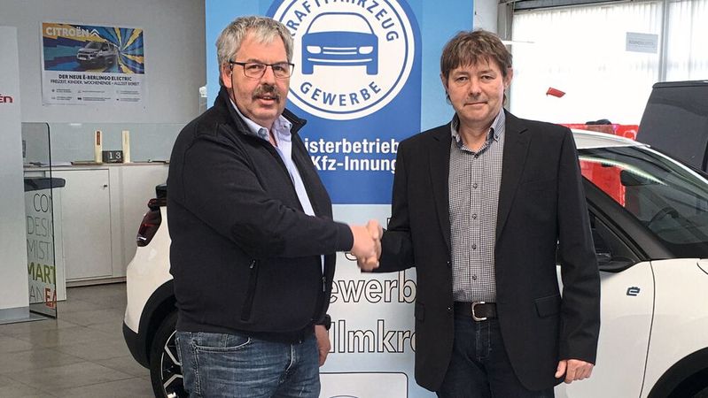Michael Kühn (links), Obermeister der Kfz-Innung Erfurt-Ilmkreis gratuliert dem neuen Innungsgeschäftsführer Stefan Scheffler und sagt ihm seine volle Unterstützung zu.(Bild:  Kfz-Innung Erfurt-Ilmkreis)